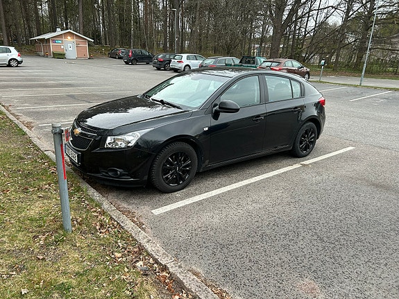 Chevrolet Cruze 2 of 3