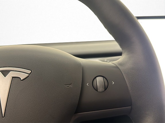 Tesla Model Y 17 of 30