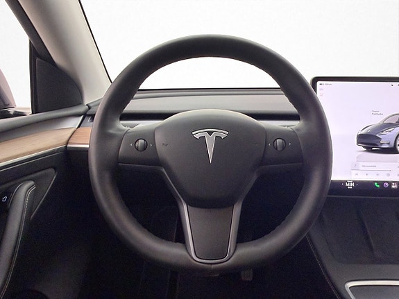 Tesla Model Y 16 of 30
