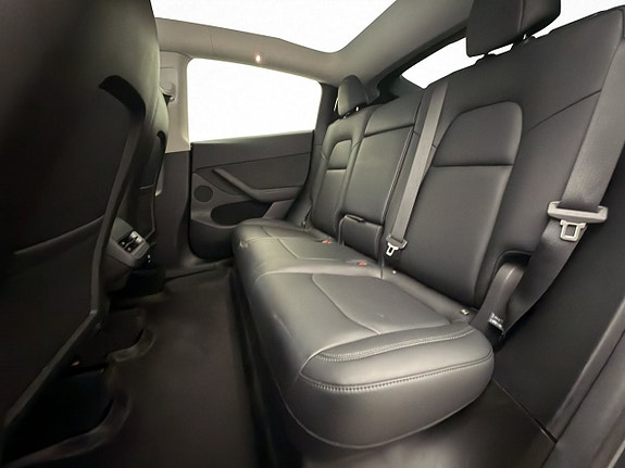 Tesla Model Y 28 of 30