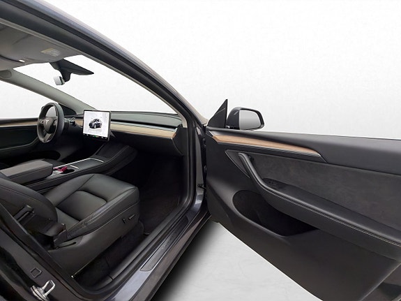Tesla Model Y 27 of 30