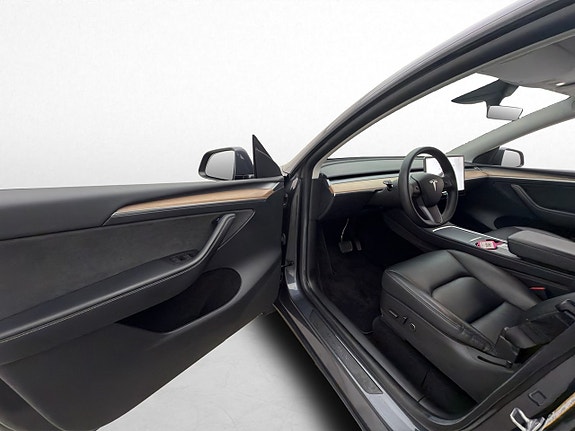 Tesla Model Y 11 of 30