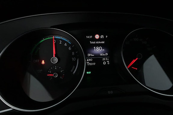 Volkswagen Passat 26 of 30