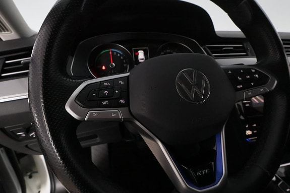 Volkswagen Passat 18 of 30