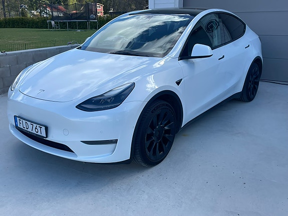 Tesla Model Y 2 of 5