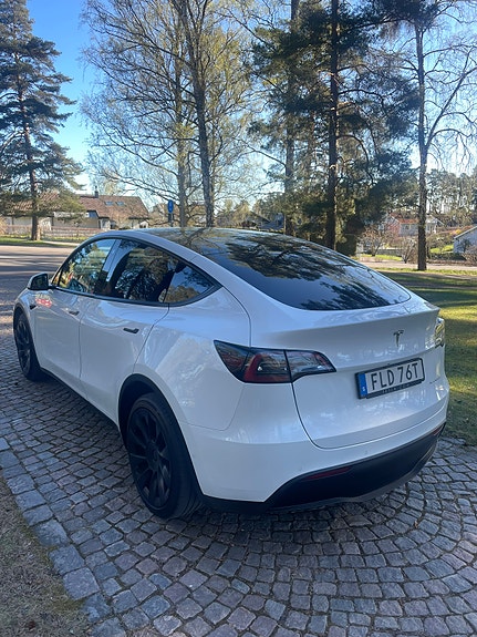 Tesla Model Y 4 of 5