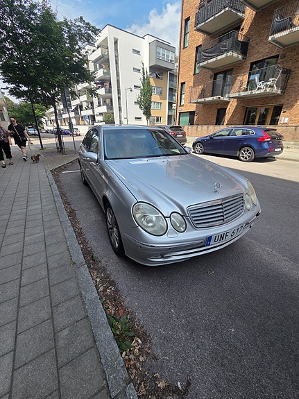 Mercedes-Benz E200 2 of 6