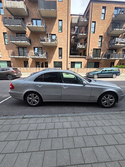 Mercedes-Benz E200 3 of 6