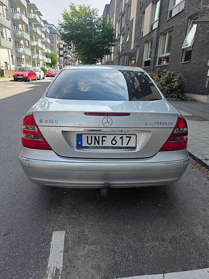 Mercedes-Benz E200 5 of 6