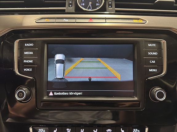 Volkswagen Passat 16 of 21