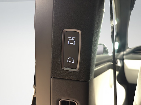 Tesla Model X 21 of 23