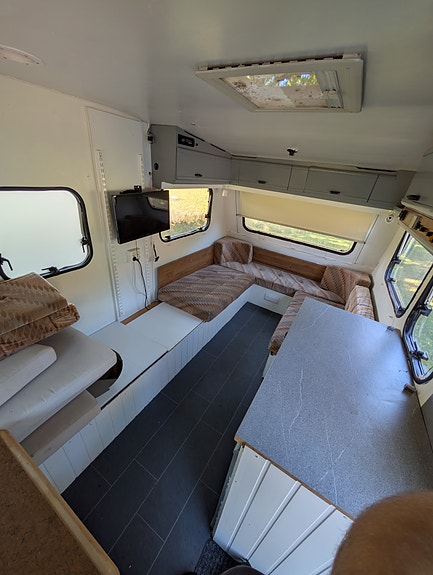 Adria 400 3 of 5