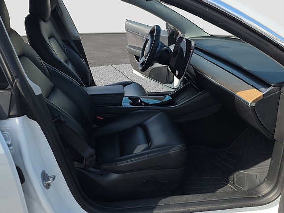 Tesla Model 3 14 of 17
