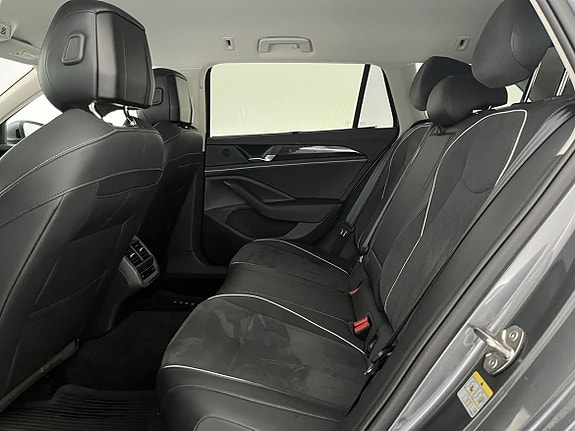 Volkswagen Passat 19 of 27