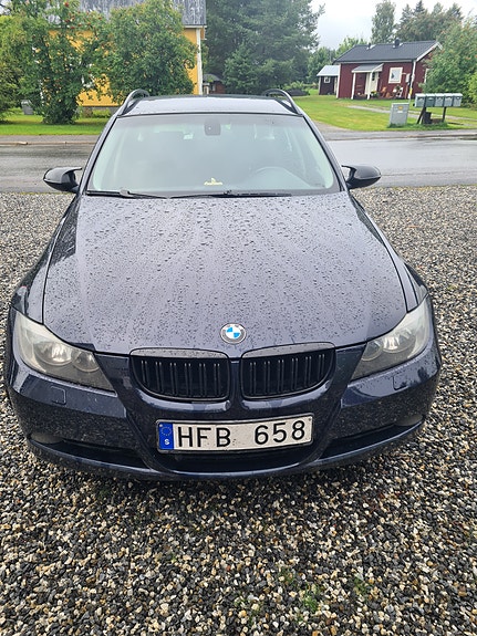BMW 320i 2 of 3