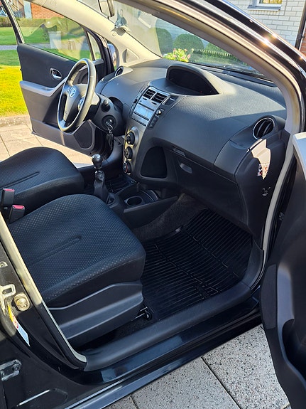 Toyota Yaris 3 of 6