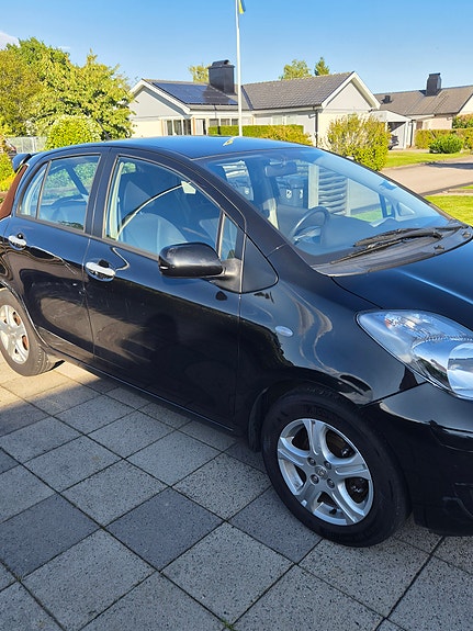 Toyota Yaris 2 of 6