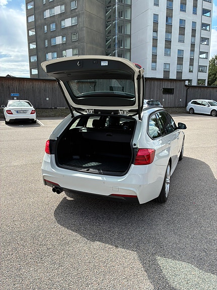 BMW 320i 4 of 12