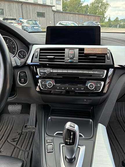 BMW 320i 7 of 12