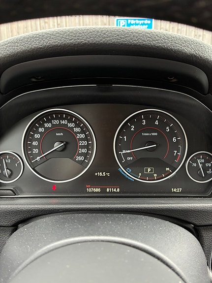 BMW 320i 9 of 12