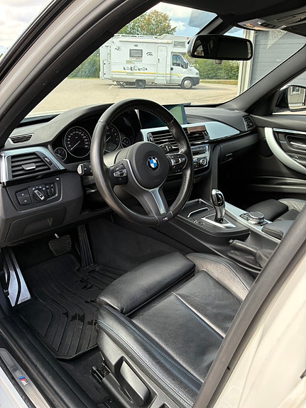 BMW 320i 5 of 12