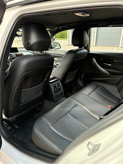 BMW 320i 8 of 12