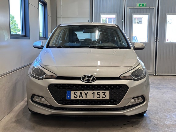 Hyundai i20 2 of 16