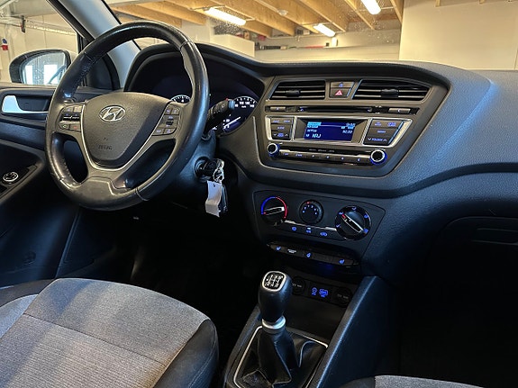 Hyundai i20 8 of 16