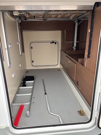 Roller Team AUTO-ROLLER 265 TL Queenbed - Taksäng - 3500kg & B-kort - Solcell - Ugn 7 of 24