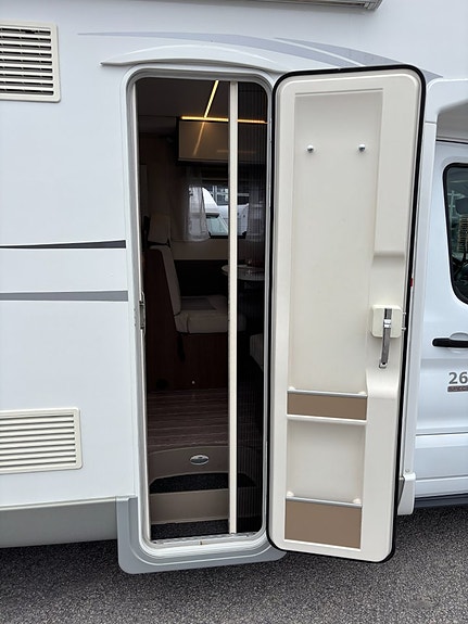 Roller Team AUTO-ROLLER 265 TL Queenbed - Taksäng - 3500kg & B-kort - Solcell - Ugn 9 of 24