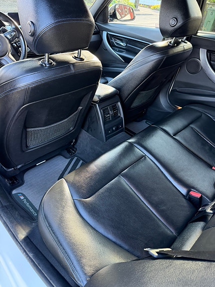 BMW 330i 11 of 17