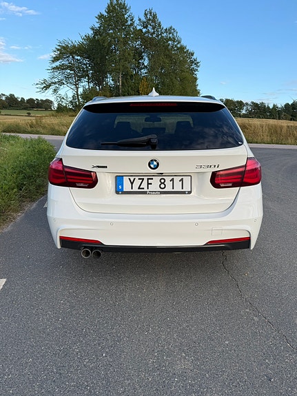 BMW 330i 4 of 17