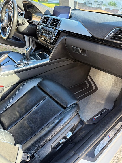 BMW 330i 9 of 17