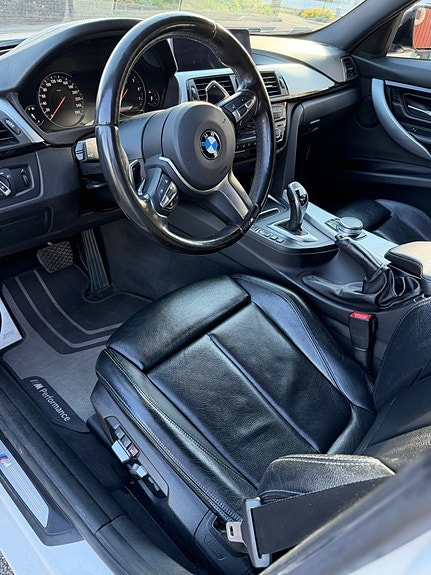 BMW 330i 8 of 17