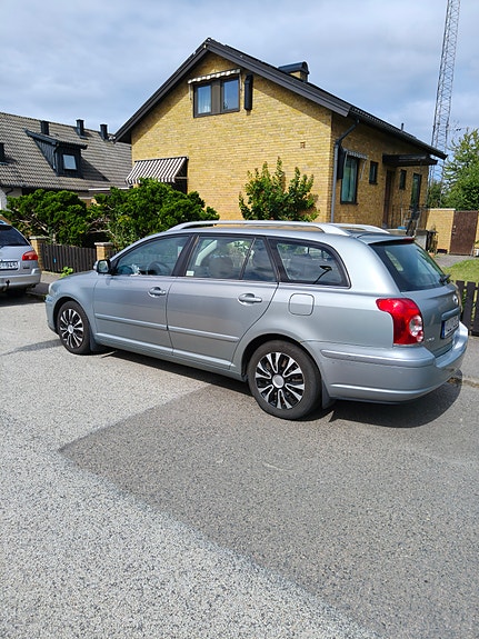 Toyota Avensis 2 of 7