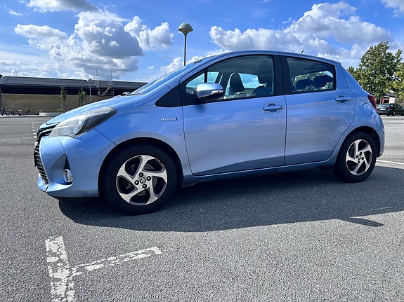 Toyota Yaris 2 of 15