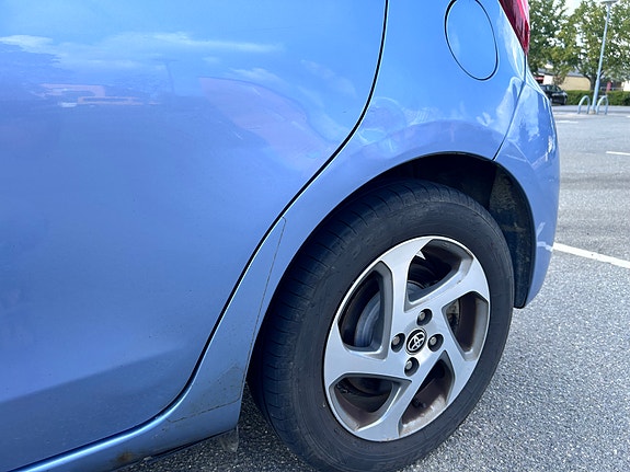 Toyota Yaris 7 of 15
