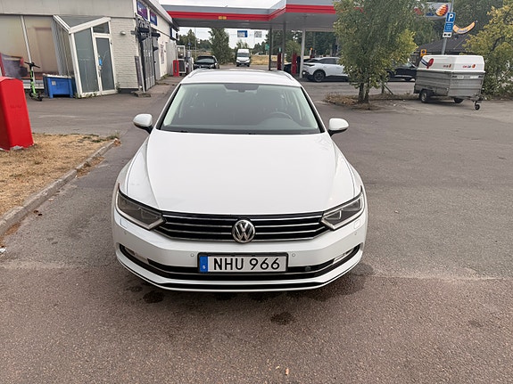 Volkswagen Passat 2 of 12