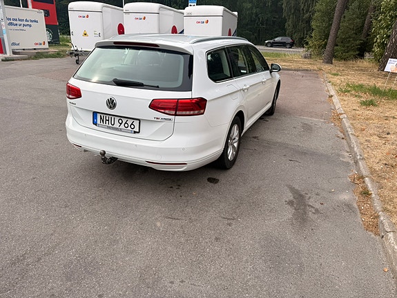 Volkswagen Passat 4 of 12