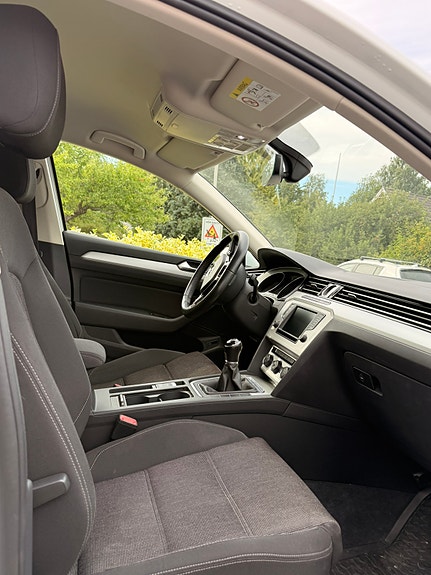 Volkswagen Passat 9 of 12