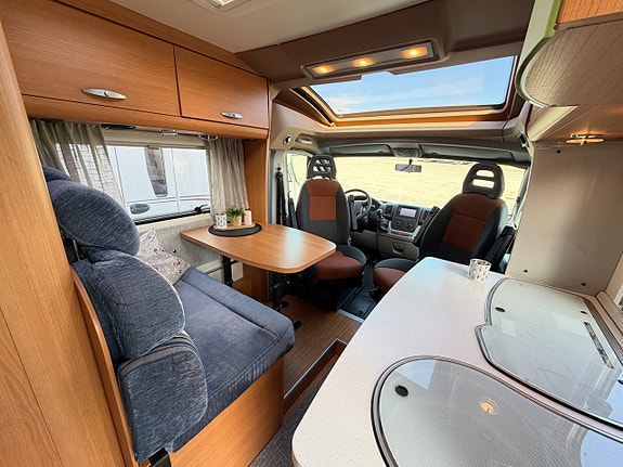 Knaus Sport Ti 650 MEG Långbäddar - AC - Dragkrok - 3500kg & B-kort - Garage 7 of 15