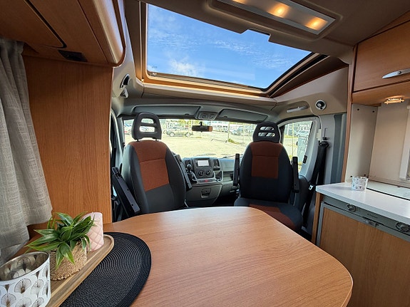 Knaus Sport Ti 650 MEG Långbäddar - AC - Dragkrok - 3500kg & B-kort - Garage 9 of 15