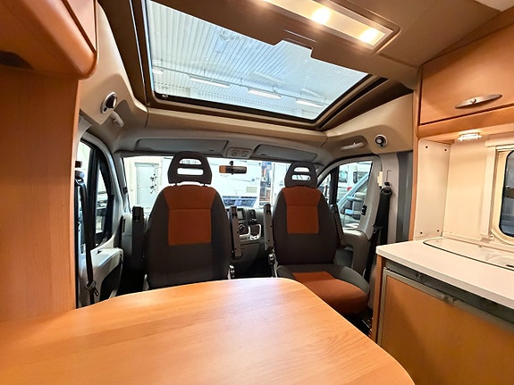 Knaus Sport Ti 650 MEG Långbäddar - AC - Dragkrok - 3500kg & B-kort - Garage 10 of 15