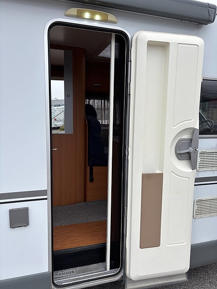 Knaus Sport Ti 650 MEG Långbäddar - AC - Dragkrok - 3500kg & B-kort - Garage 8 of 15