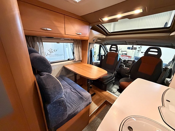 Knaus Sport Ti 650 MEG Långbäddar - AC - Dragkrok - 3500kg & B-kort - Garage 9 of 15