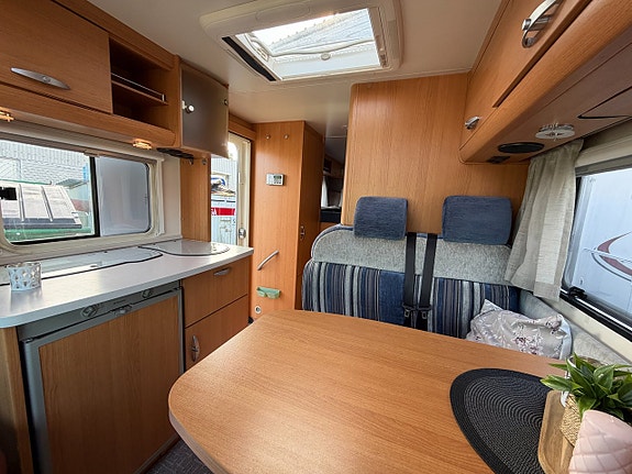 Knaus Sport Ti 650 MEG Långbäddar - AC - Dragkrok - 3500kg & B-kort - Garage 8 of 15