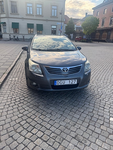 Toyota Avensis 2 of 6