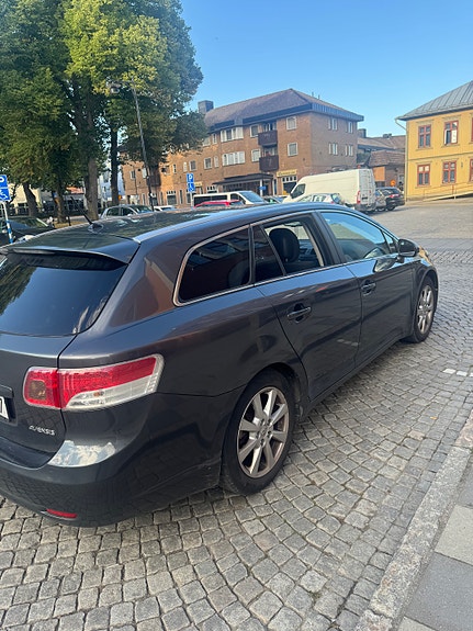 Toyota Avensis 4 of 6