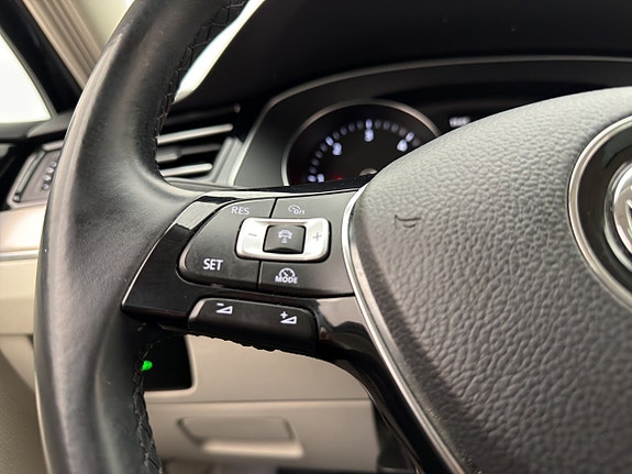 Volkswagen Passat 14 of 30