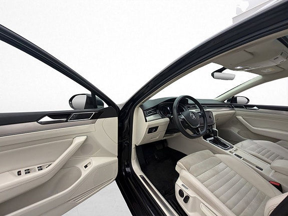 Volkswagen Passat 10 of 30